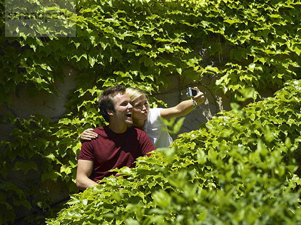 Paar beim Fotografieren auf Stufen