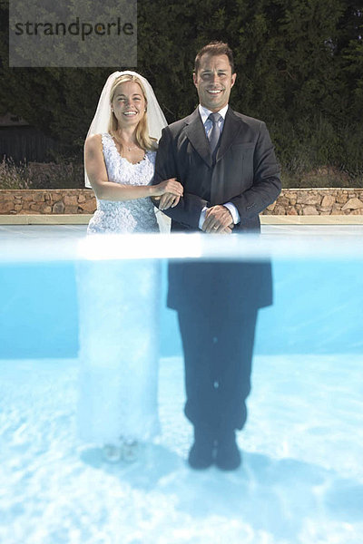 Hochzeitspaar im Pool stehend