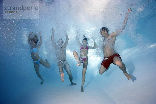 Gruppenunterwasser im Schwimmbad