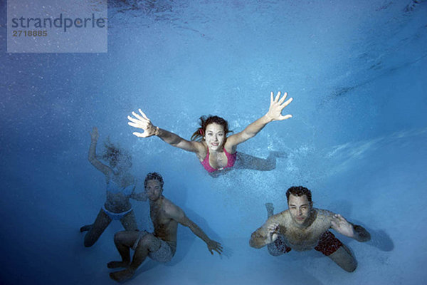 Gruppenschwimmen unter Wasser