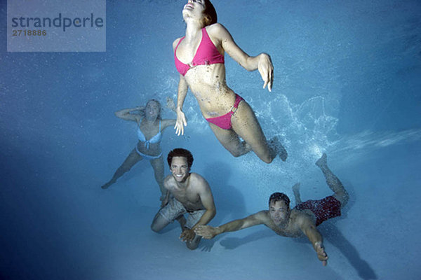Gruppenschwimmen unter Wasser
