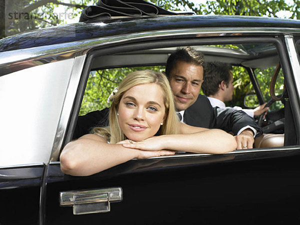 Portrait von Braut und Bräutigam im Auto