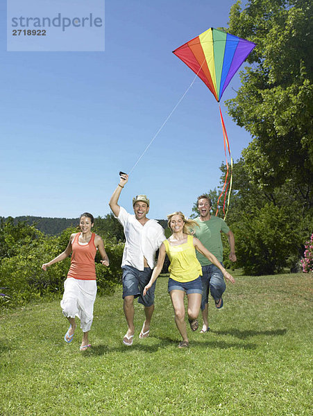 Freunde beim Drachenfliegen