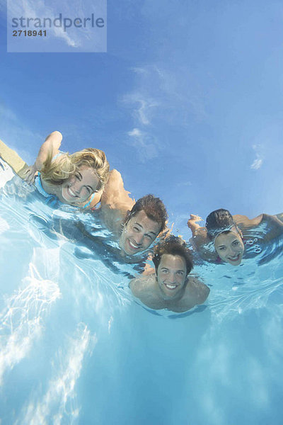 Gruppe von Freunden im Pool getaucht