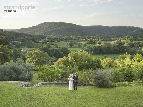 Hochzeitspaar im Garten