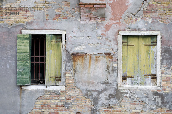 Italien  Venedig  Fensterläden in einem alten Gebäude