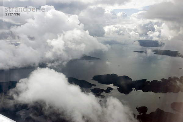 Norwegen  Wolken über der Küste  Luftaufnahme