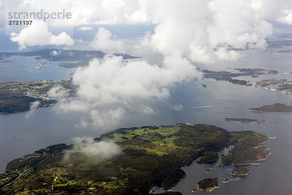 Norwegen  Wolken über der Küste  Luftaufnahme