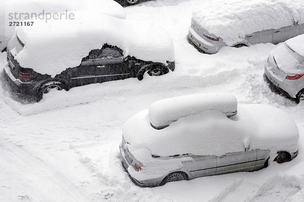 Schneebedeckte Autos auf der Straße  erhöhte Aussicht