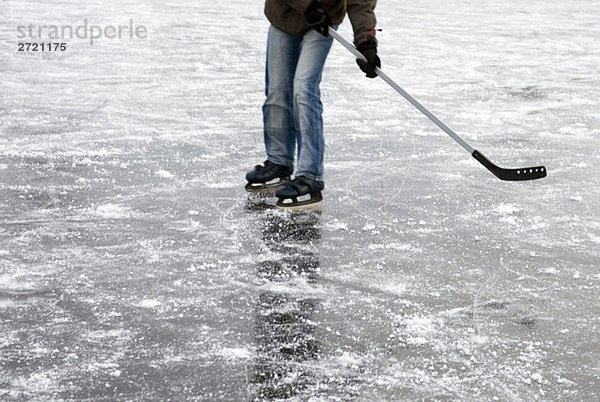 Eishockeyspieler auf dem zugefrorenen See