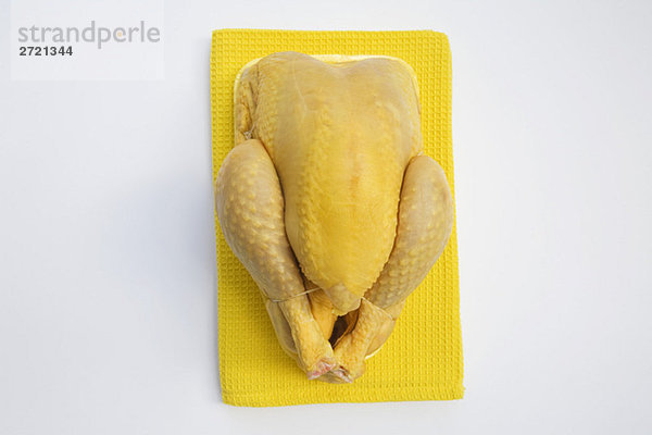 Rohes Huhn auf Geschirrtuch  erhöhte Ansicht