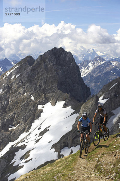 Deutschland  Bayern  Karwendel  Paar Mountainbiking