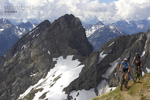 Deutschland  Bayern  Karwendel  Paar Mountainbiking