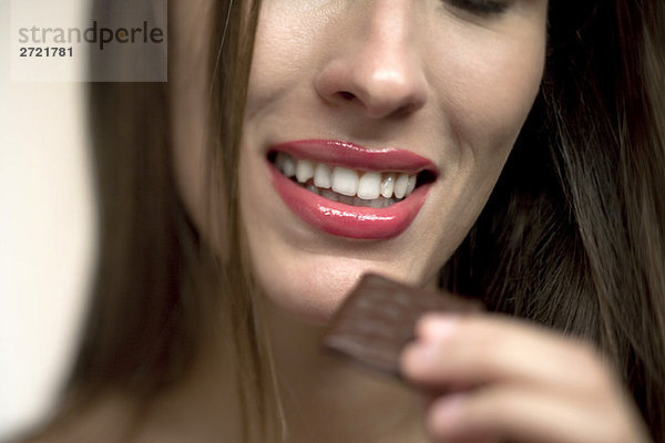 Junge Frau mit Schokoladenbonbons  Portrait