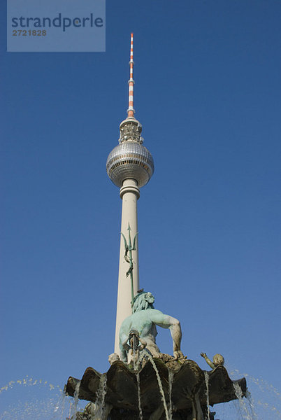 Deutschland  Berlin  Fernsehturm  Brunnen im Vordergrund