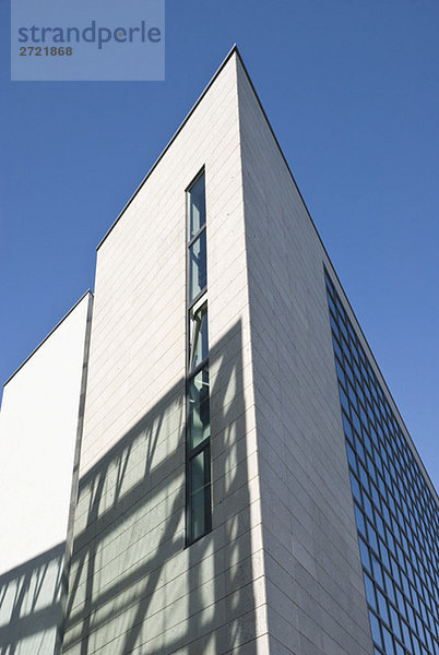 Deutschland  Berlin  Modernes Bürogebäude  Tiefblick