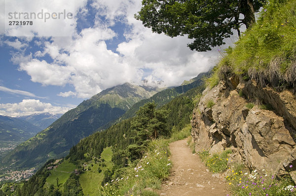 Italien  Südtirol  Wanderweg durch die Berge