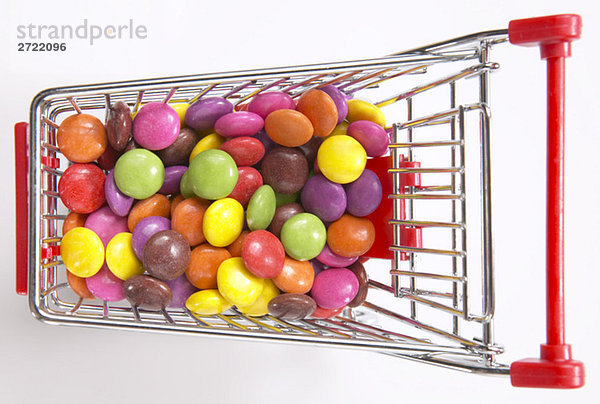 Mehrfarbige Bonbons im Warenkorb  erhöhte Ansicht