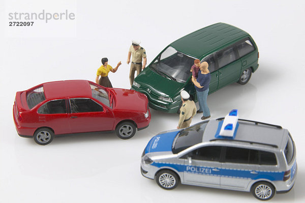 Spielzeugautos im Unfall  erhöhte Ansicht