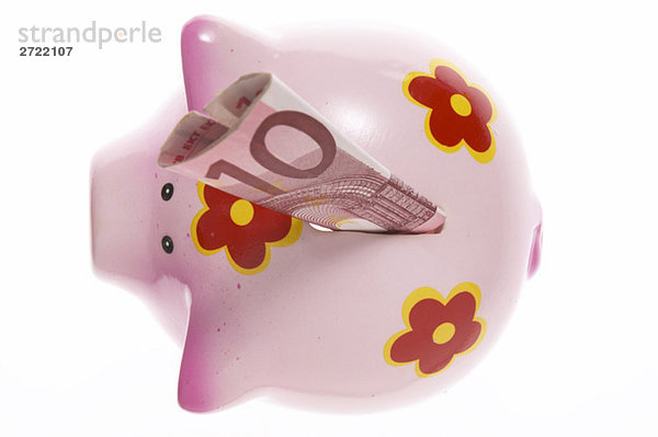 Sparschwein mit zehn Euro-Scheinen  Nahaufnahme  erhöhte Ansicht