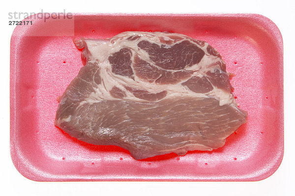 Rohes Steak in Styroporbox  erhöhte Ansicht
