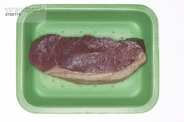 Rohes Steak in Styroporbox  erhöhte Ansicht