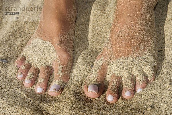 Spanien  Lanzarote  Füße auf Sand  erhöhte Aussicht