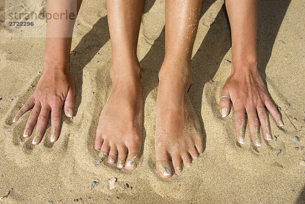 Spanien  Lanzarote  Füße und Hände auf Sand  erhöhte Ansicht