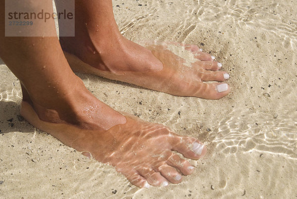 Spanien  Lanzarote  Füße im Wasser  erhöhte Aussicht