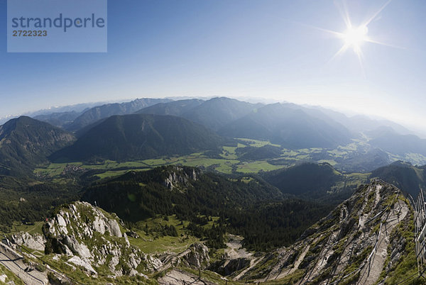 Deutschland  Bayern  Wendelstein  Blick auf Berge mit Tal  erhöhte Aussicht