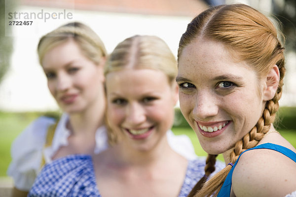 Obere  Drei Frauen in Trachten  lächelnd  Portrait