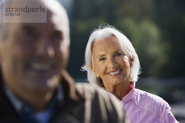Deutschland  Bayern  Walchensee  Seniorenpaar lächelnd  Portrait