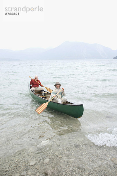 Deutschland  Bayern  Walchensee  Seniorenpaar Ruderboot auf dem See