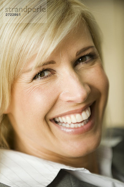 Deutschland  Geschäftsfrau lächelnd  Portrait  Nahaufnahme