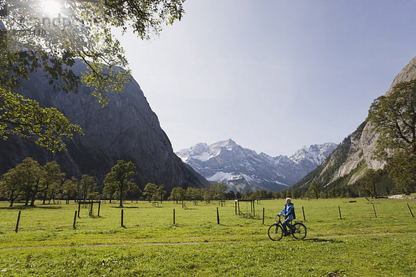 Österreich  Karwendel  Seniorin Radfahren