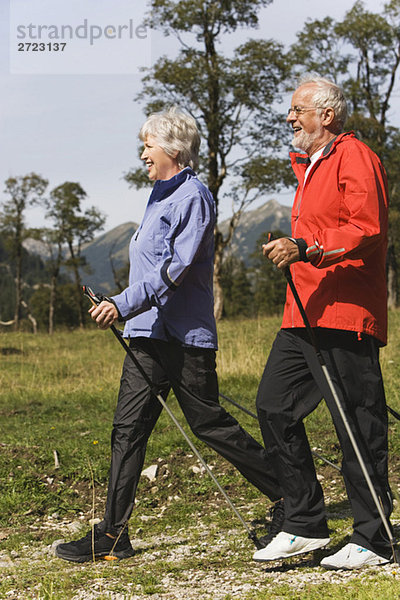Österreich  Karwendel  Ahornboden  Seniorpaar Nordic Walking
