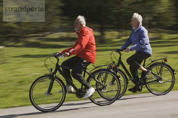 Österreich  Karwendel  Senior Paar Radfahren