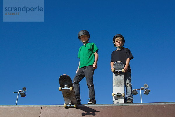 Skateboarder steht man oben auf Skate-park