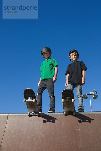 Skateboarder steht man oben auf Skate-park