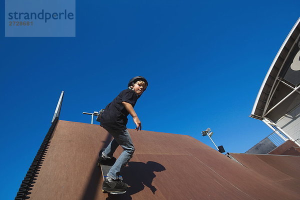 Boy mit Skateboard in Skate-park