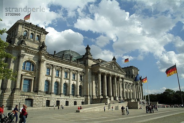 Touristen vor der Parlamentsgebäude  der Reichstag  Berlin  Deutschland