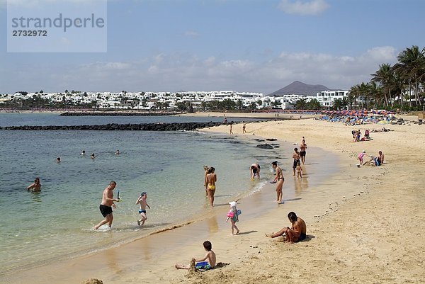 Touristen am Strand  Costa Teguise  Playa des Cucharas  Lanzarote  Kanaren  Spanien