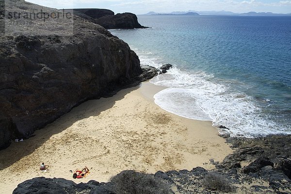 Erhöhte Ansicht Person Sonnenbaden am Strand  Lanzarote  Kanaren  Spanien