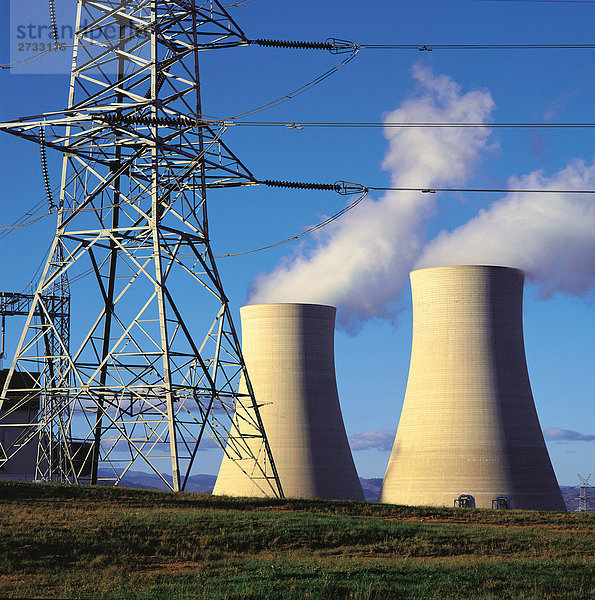 Kühltürme und Mast in Australien