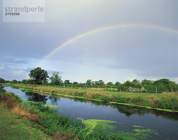 Regenbogen über Landschaft und Fluss Tone in Somerset. England