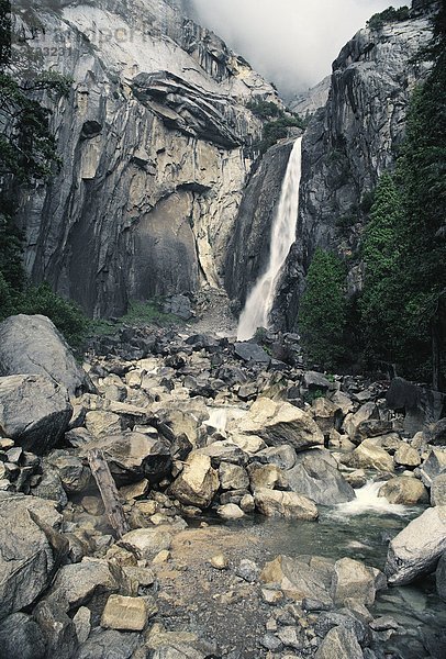 Szenische Ansicht der Wasserfall. Yosemite-Nationalpark. Kalifornien. USA