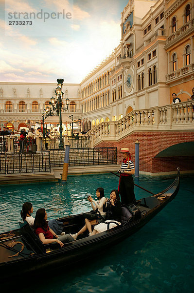 Touristen auf Gondel in Canal  Venedig  Veneto  Italien