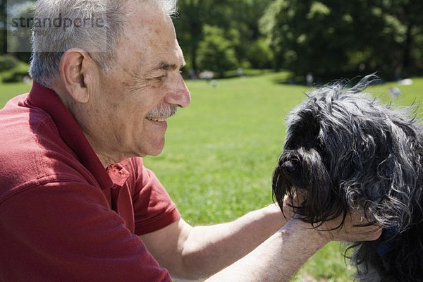 Ein Mann und sein Hund im Park  von Angesicht zu Angesicht  Prospect Park  Brooklyn  New York  USA