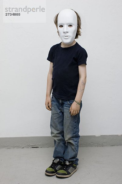 Ein kleiner Junge mit einer Maske