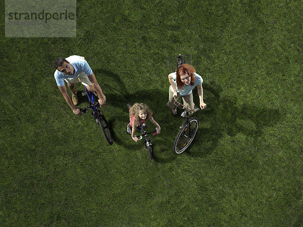 Eine Familie mit Fahrrädern